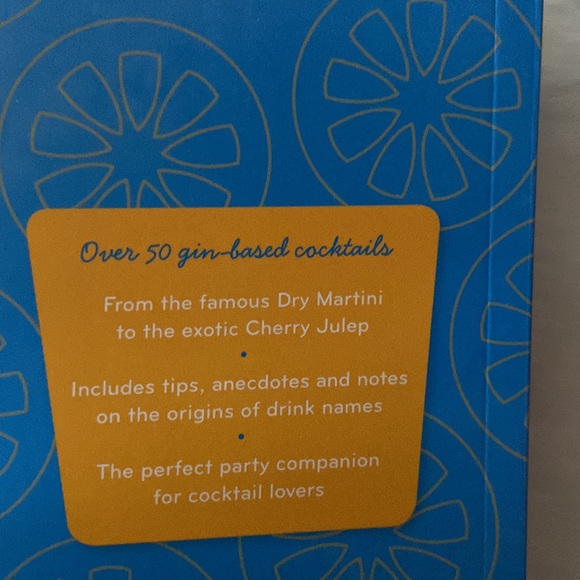 Host pick 🎉🌟⭐️The little cocktail boxed set of four books - Picture 6 of 9